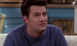 Chandler bing sitzt auf einer Couch
