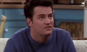Chandler bing sitzt auf einer Couch