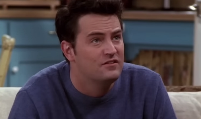 Chandler bing sitzt auf einer Couch