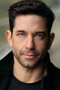 Porträt von Adam Garcia