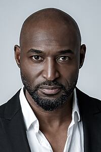 Porträt von Adrian Holmes