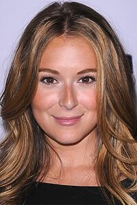 Porträt von Alexa PenaVega