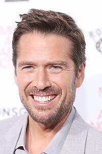 Porträt von Alexis Denisof