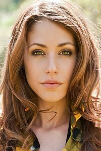 Porträt von Amanda Crew
