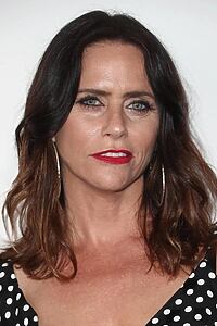 Porträt von Amy Landecker