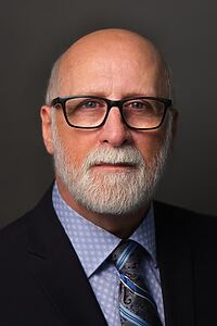 Porträt von Anthony Harrison