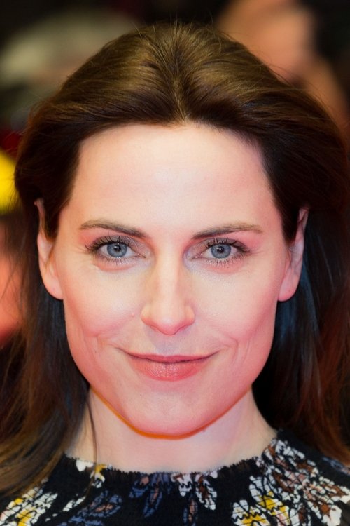 Porträt von Antje Traue