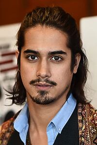 Porträt von Avan Jogia