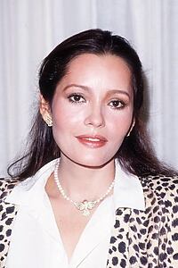 Porträt von Barbara Carrera