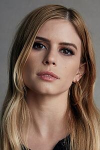 Porträt von Carlson Young