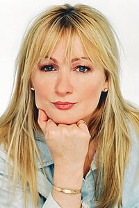 Porträt von Caroline Aherne