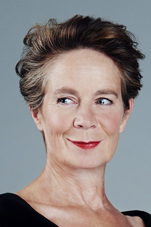 Porträt von Celia Imrie