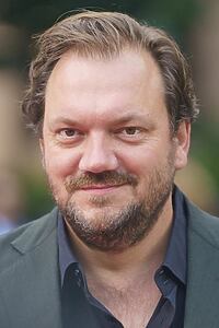 Porträt von Charly Hübner