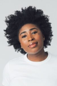 Porträt von Chika Ikogwe