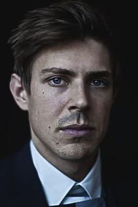 Porträt von Chris Lowell
