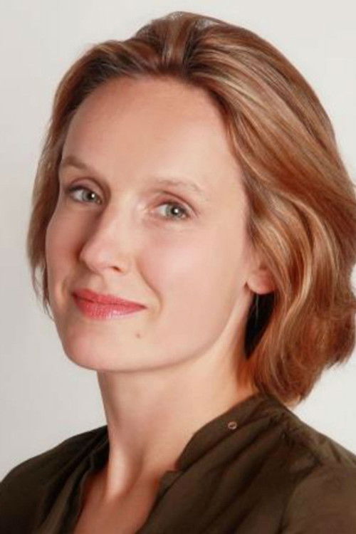 Porträt von Claire Cox