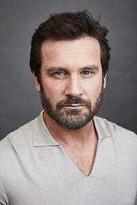 Porträt von Clive Standen
