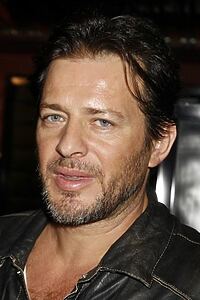 Porträt von Costas Mandylor