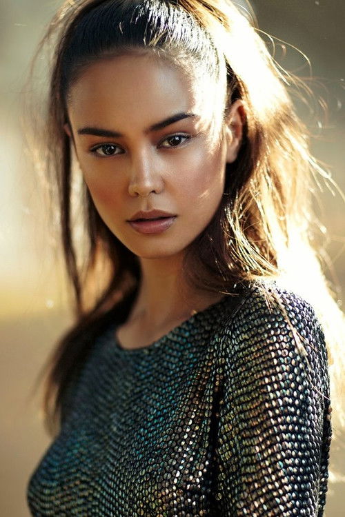 Porträt von Courtney Eaton