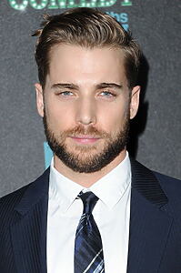 Porträt von Dustin Milligan