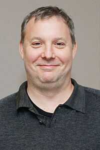 Porträt von Dylan Tichenor