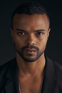 Porträt von Eka Darville