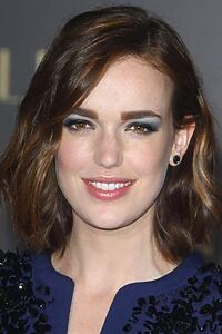Porträt von Elizabeth Henstridge