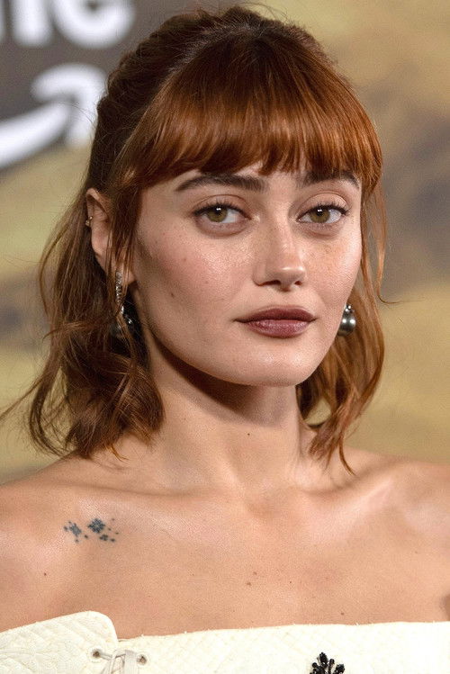 Porträt von Ella Purnell