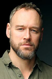 Porträt von Elliot Cowan