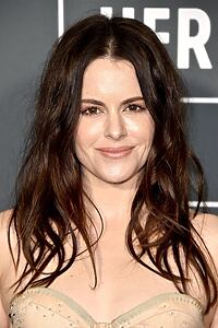 Porträt von Emily Hampshire