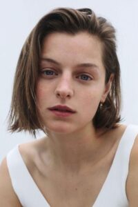 Porträt von Emma Corrin
