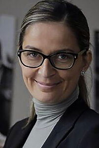 Porträt von Emma Lustres