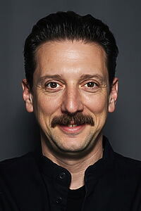 Porträt von Engin Hepileri