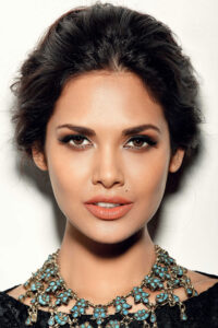 Porträt von Esha Gupta