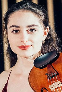 Porträt von Esther Abrami