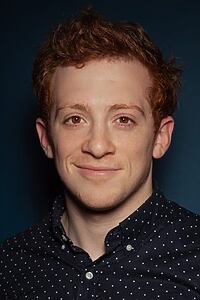 Porträt von Ethan Slater