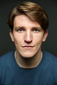 Porträt von Ewan Mitchell