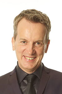 Porträt von Frank Skinner