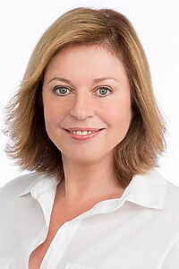 Porträt von Gina Riley