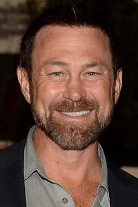 Porträt von Grant Bowler