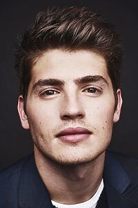 Porträt von Gregg Sulkin