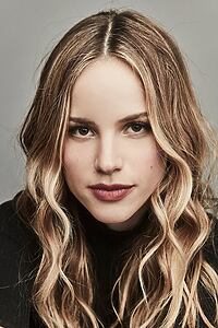 Porträt von Halston Sage