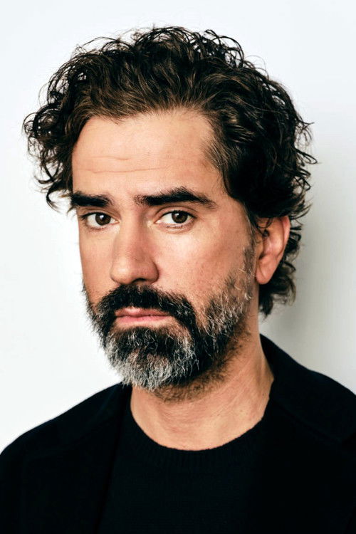 Porträt von Hamish Linklater