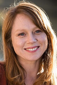 Porträt von Hayley McElhinney