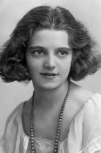 Porträt von Hermione Baddeley