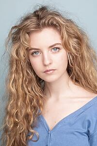 Porträt von Holly Sturton