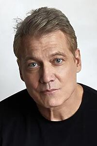 Porträt von Holt McCallany