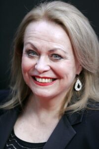 Porträt von Jacki Weaver