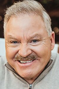 Porträt von James Van Praagh