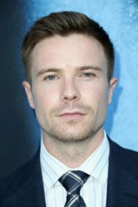 Porträt von Joe Dempsie